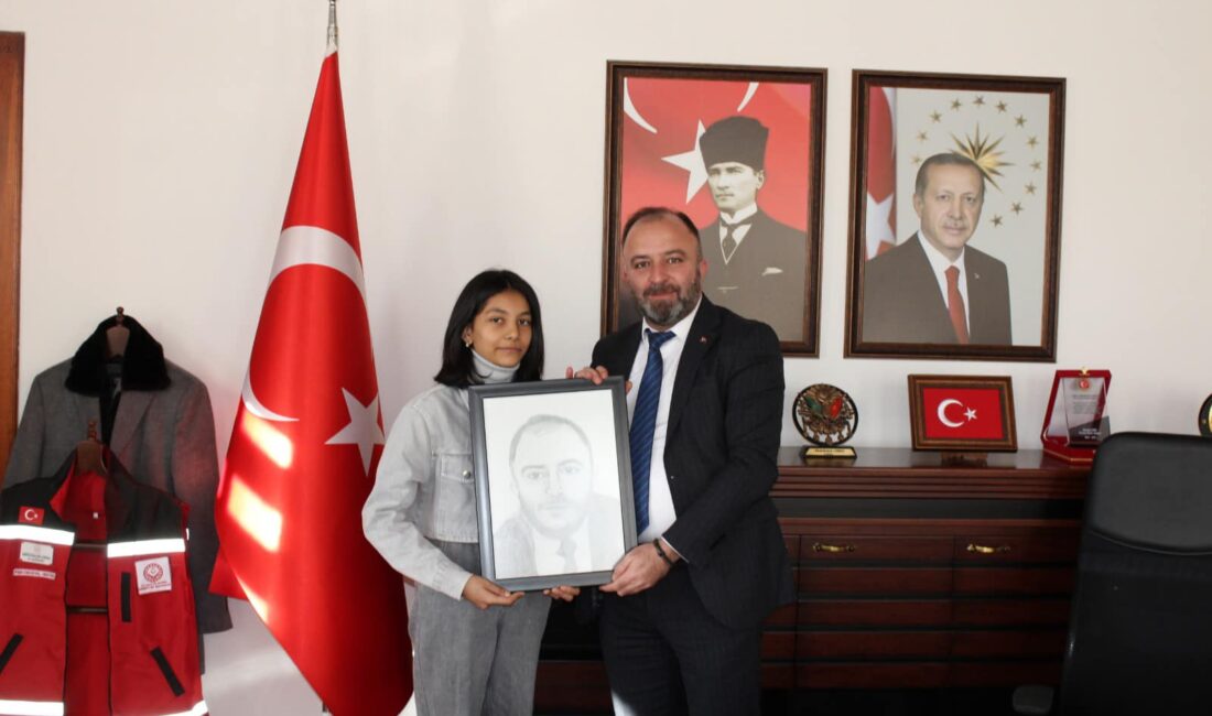Genç yetenek Selime’nin karakalem çizimi beğeni topladı Çankırı Atatürk Ortaokulu öğrencisi Selime Solmaz Sayan, annesi Ferda Aslantaş