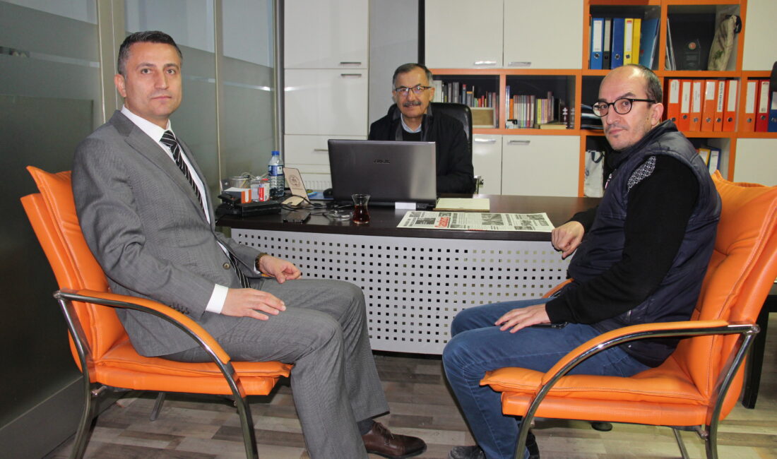 KOSGEB Müdürü Uğur’dan gazetemize hayırlı olsun ziyareti KOSGEB Çankırı İl Müdürü Cengiz Uğur, gazetemizi ziyaret ederek yeni