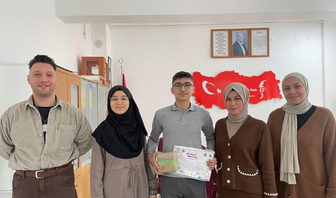 Lise Öğrencisinden Edebiyat Alanında Türkiye 3.lüğü Eldivan Hasan Onat Çok Programlı Anadolu Lisesi 9/A sınıfı öğrencisi