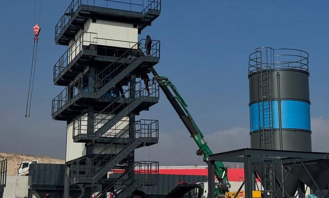 Çankırı İl özel idaresi tarafından yapımı devam eden sıcak Asfalt