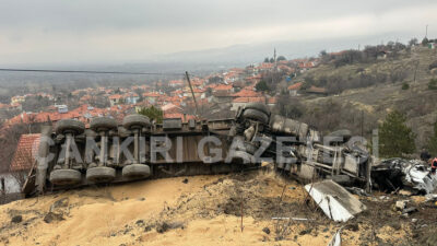 Eldivan’da sürücüsünün direksiyon hakimiyetini kaybettiği TIR şarampole devrildi. Kaza bugün
