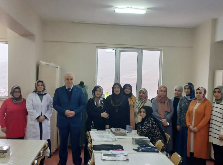 Nurettin Ok Halk Eğitimi Merkezi Giyim Üretim Kursu Devam Ediyor Eğitim programlarında, dikim teknikleri, desen hazırlama, kalıp çıkarma, kumaş seçimi