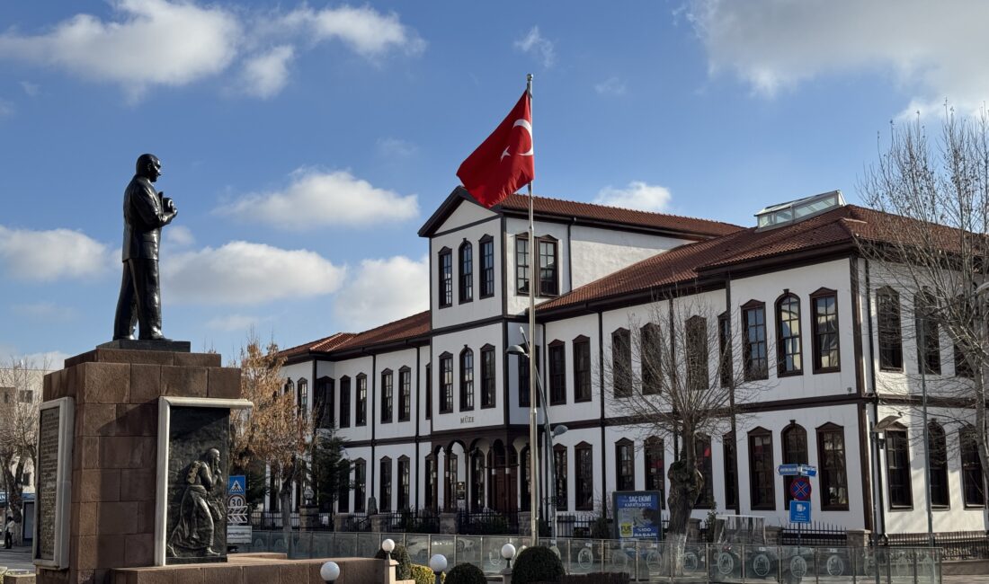 Çankırı Müzesi’ndeki 8,5 milyon yıllık fosilleri geçen yıl 30 bini aşkın ziyaretçi gördü - Çankırı Kültür ve Turizm İl Müdürü Muharrem Ovacıklı:
- "Çankırı Müzesi 2023 yılında