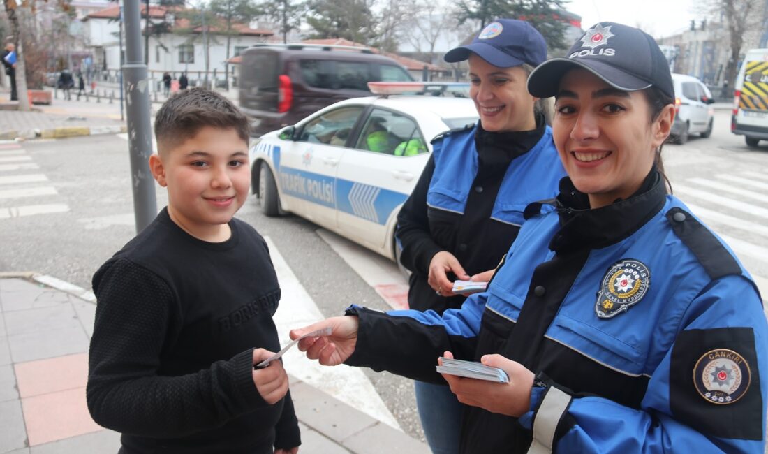 Polisler, öğrencileri bilgilendirdi Toplum Destekli Polislik Şube Müdürlüğüne bağlı ekipler öğrencileri yaya geçitleri