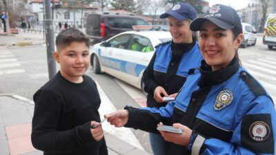 Toplum Destekli Polislik Şube Müdürlüğüne bağlı ekipler öğrencileri yaya geçitleri