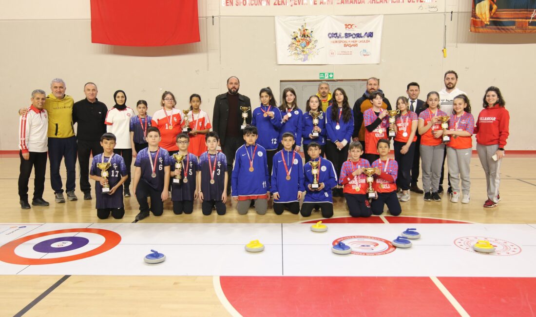 Floor Curling müsabakaları tamamlandı Okullar Arası Küçükler Karma, Küçük Kızlar ve Küçük Erkekler Floor