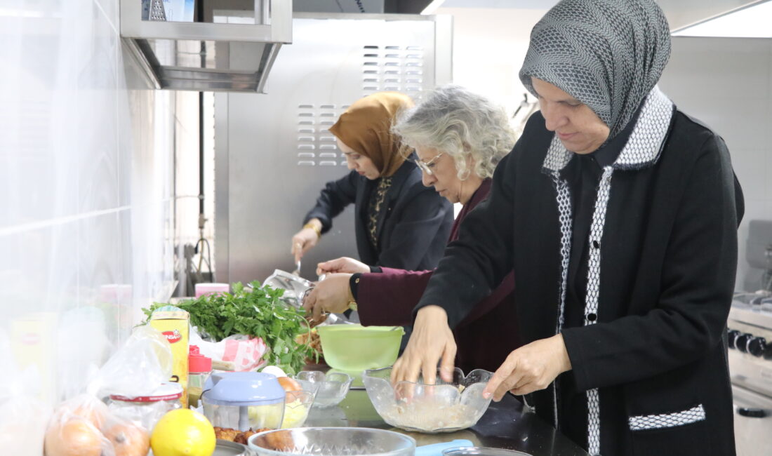 Çankırılı kadınlar bayat ekmekleri değerlendirerek yeni lezzetler ortaya çıkarıyor "İsraf Etmeden Geri Dönüştürelim Projesi" kapsamında yaklaşık 20 kadının evlerindeki
