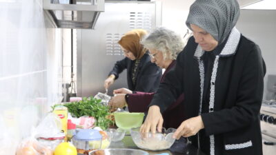 "İsraf Etmeden Geri Dönüştürelim Projesi" kapsamında yaklaşık 20 kadının evlerindeki