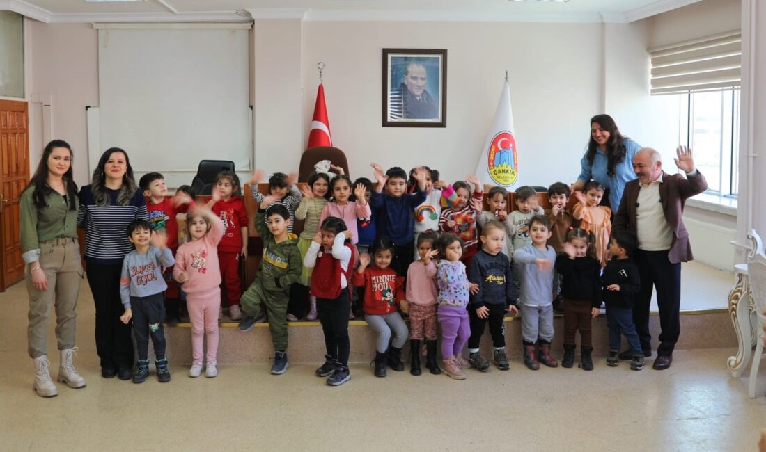 Meclis Salonu, çocuk cıvıltıları ile doldu Çankırı Belediyesi Meclis Salonu, çocuk cıvıltıları ile doldu. Belediye Meclis