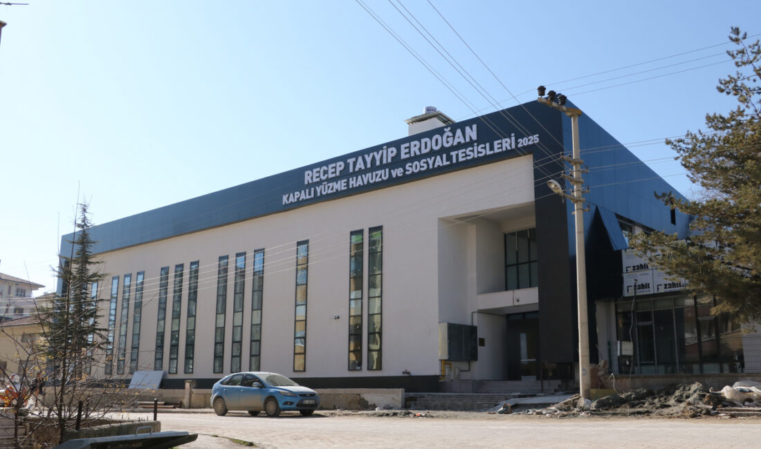 Gençlik ve Spor Bakanlığı tarafından yaptırılan yarı olimpik yüzme havuzu