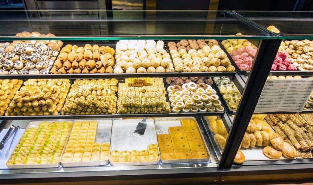 Zamlanan pastaların, baklavaların tadı kaçtı! İğneden ipliğe olduğu gibi unlu mamullere de gelen zamlarla bunalan