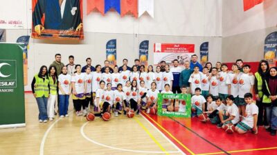 Yeşilay Spor Oyunları Sokaklar Bizim 3×3 Basketbol Turnuvası tamamladı. Yapılan