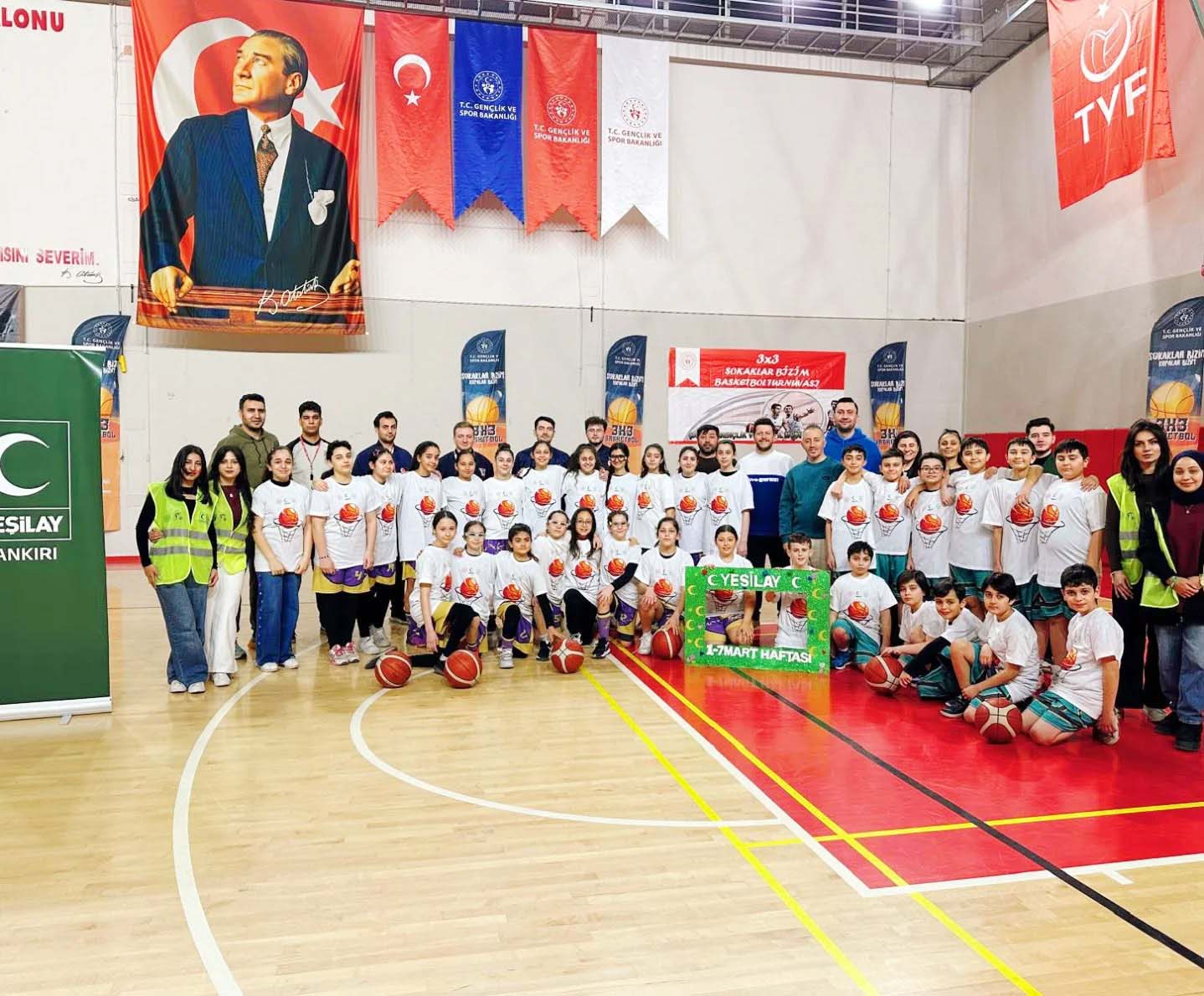 Yeşilay Spor Oyunları Sokaklar Bizim 3×3 Basketbol Turnuvası tamamladı. Yapılan