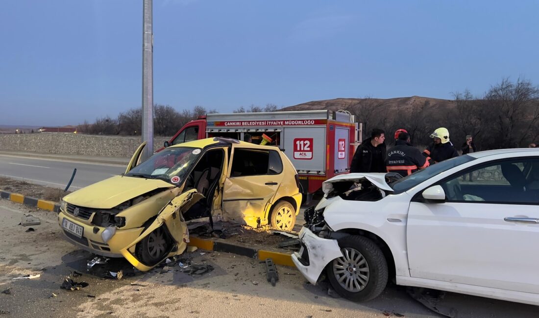Çankırı’da iki otomobil çarpıştı: 6 yaralı ÇANKIRI’da iki otomobilin çarpışması sonucu meydana gelen kazada 6 kişi