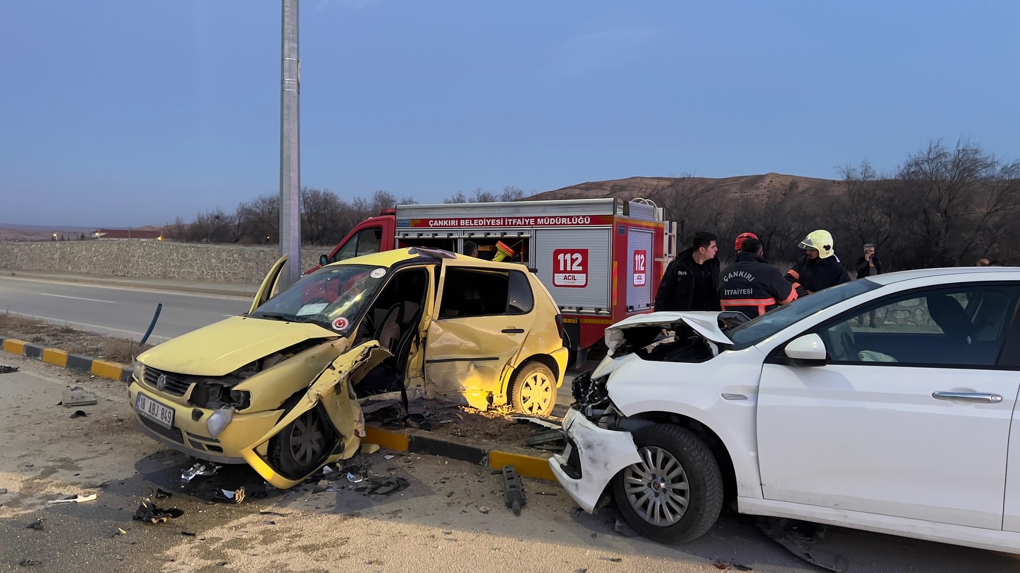 ÇANKIRI’da iki otomobilin çarpışması sonucu meydana gelen kazada 6 kişi