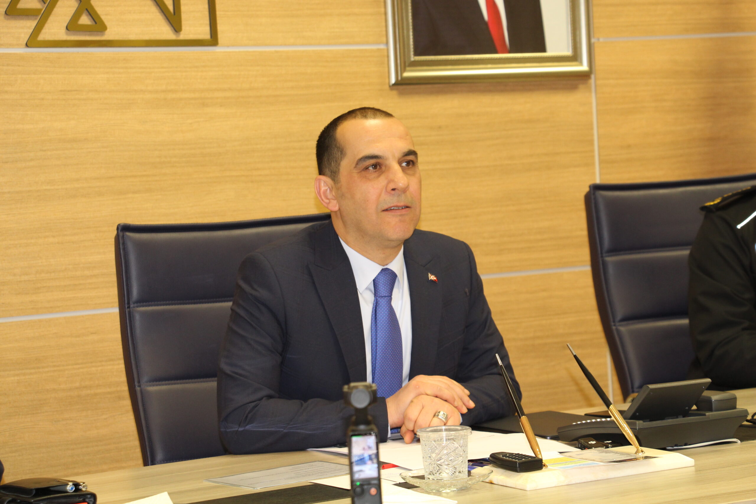 Aylık asayiş bilgilendirme toplantısında gazetecilerle bir araya gelen Vali Fırat