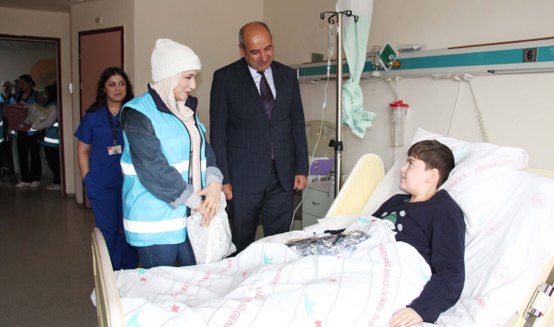 Hastanede tedavi gören çocukları sevindirdiler Gençlik ve Spor İl Müdürlüğü Çankırı Kız Yurdunda kalan üniversiteli