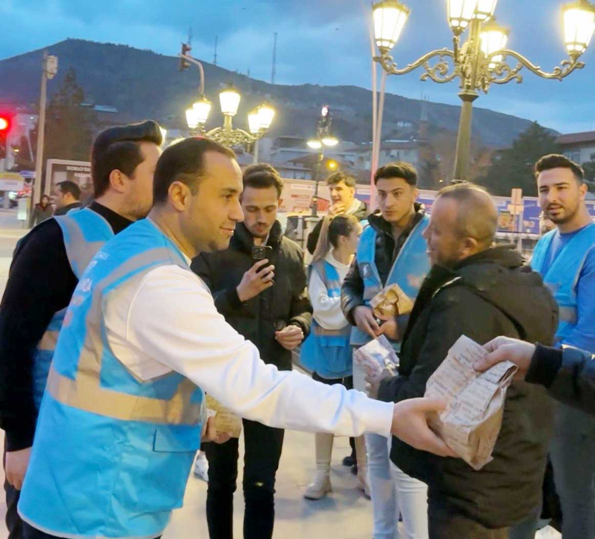 AK Parti Çankırı Gençlik Kolları, evlerine iftara yetişemeyen vatandaşlar için