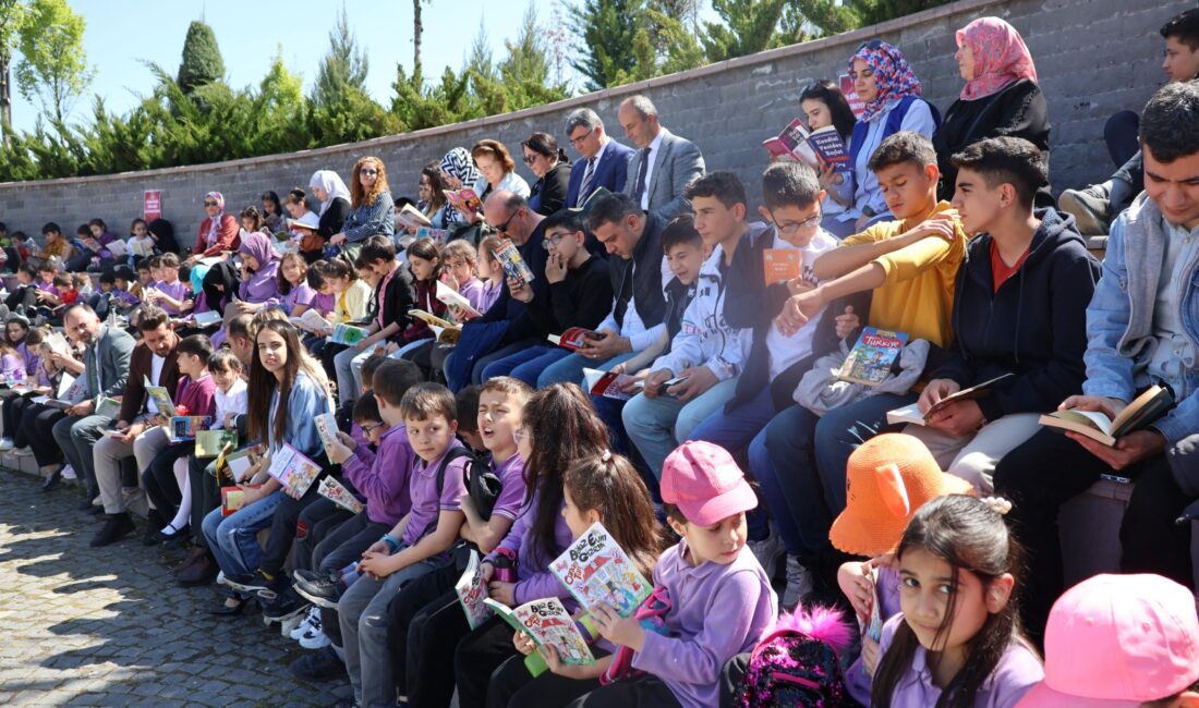 Hem okudular hem eğlendiler Aile ve Sosyal Hizmetler İl Müdürlüğünce düzenlenen “Ailemle Kitap Okuyorum