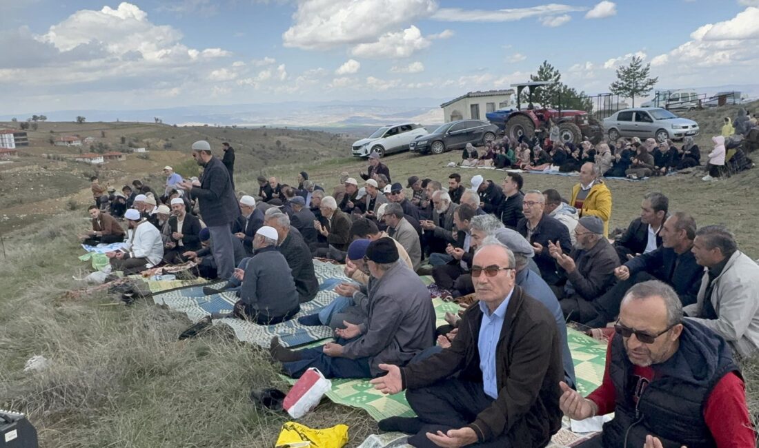 Çayırpınarlılar yağmur duası için buluştu Çankırı Merkez Çayırpınar köylüleri son yıllarda yaşanan kuraklık ve az