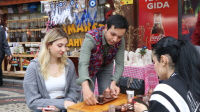 Çankırı’da bir kafede hafta sonları çalışmaya başlayan engelli bireyler, hem