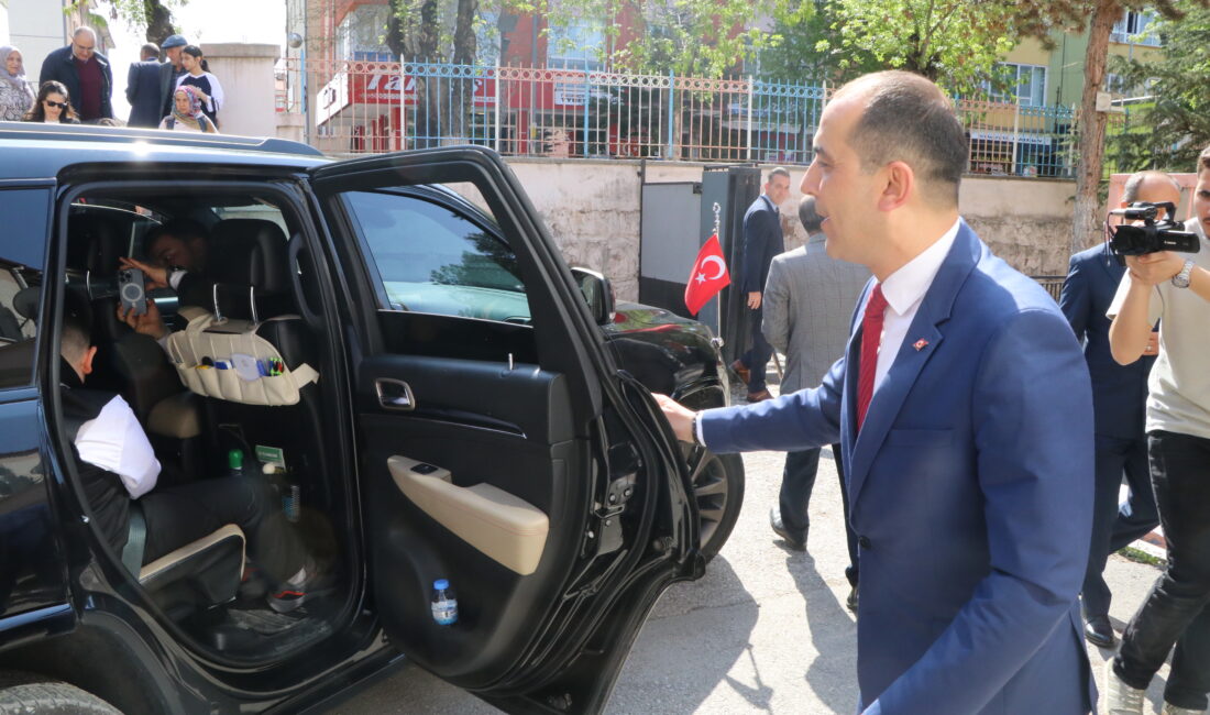 Çankırı Valisi Taşolar, minik valiye makam şoförlüğü yaptı ÇANKIRI (AA) – Çankırı Valisi Mustafa Fırat Taşolar, minik valiye makam şoförlüğü