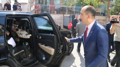 ÇANKIRI (AA) – Çankırı Valisi Mustafa Fırat Taşolar, minik valiye makam şoförlüğü