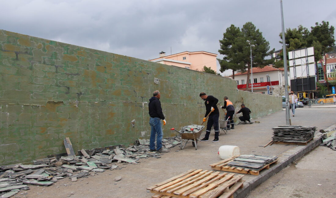 Daha hizmete girmeden döküldü Çankırı Belediyesi tarafından şehrin merkezine yapılan otopark ve dükkanlardan oluşan