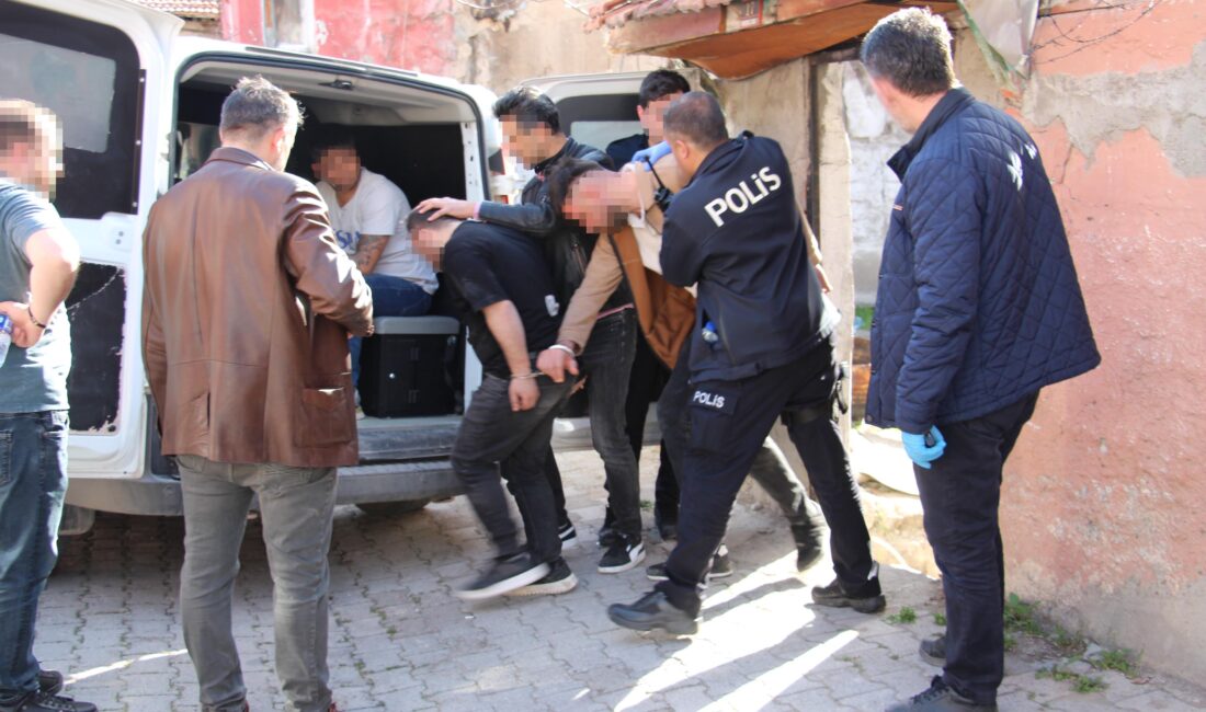 Çankırı’daki uyuşturucu operasyonuna 3 tutuklama ÇANKIRI’da düzenlenen uyuşturucu operasyonunda gözaltına alınan 6 kişiden 3’ü tutuklandı.