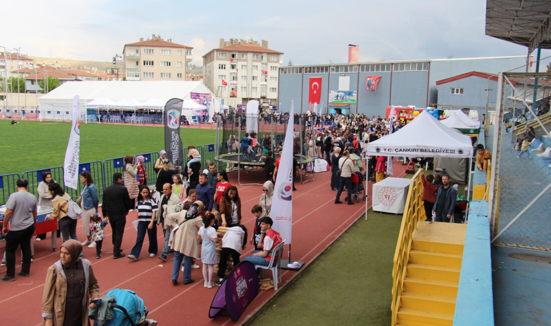 Atatürk Stadı, çocuklarla doldu taştı Çocuklar kendi bayramlarında doyasıya eğlendiler. Türkiye Büyük Millet Meclisi’nin açılışının