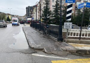 Çankırı’da her yağmur yağdığı zaman Büyük Otel yanındaki köprü üzerinde