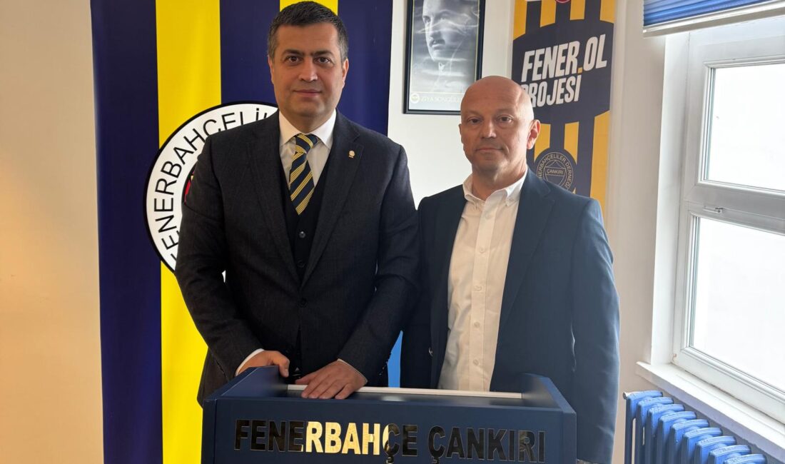 Çankırı Fenerbahçeliler Derneği’nde bayrak değişimi Çankırı Fenerbahçeliler Derneği’nde başkan Serdar Paşabeyoğlu, görevi İsmail Özcenk’e devretti.