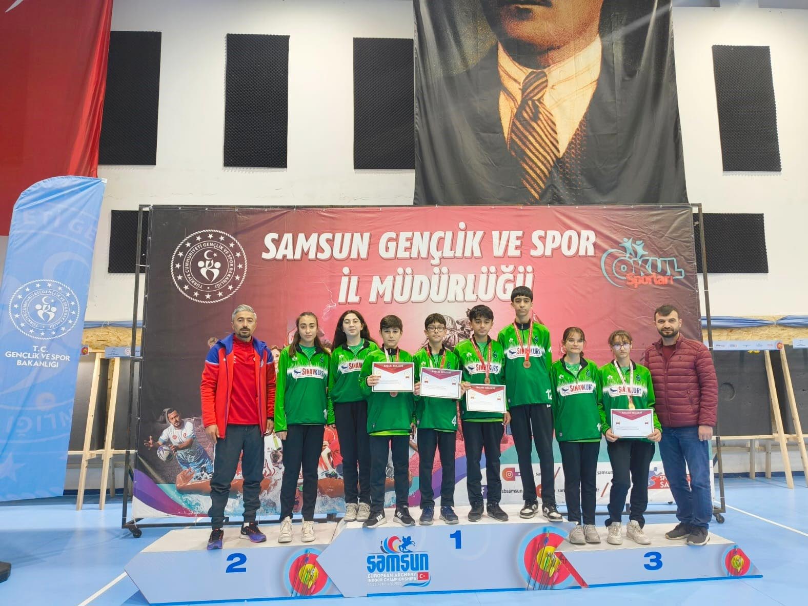 Samsun’da düzenlenen Yıldızlar Floor Curling Turnuvası’nda Yunus Emre Ortaokulu, gösterdiği