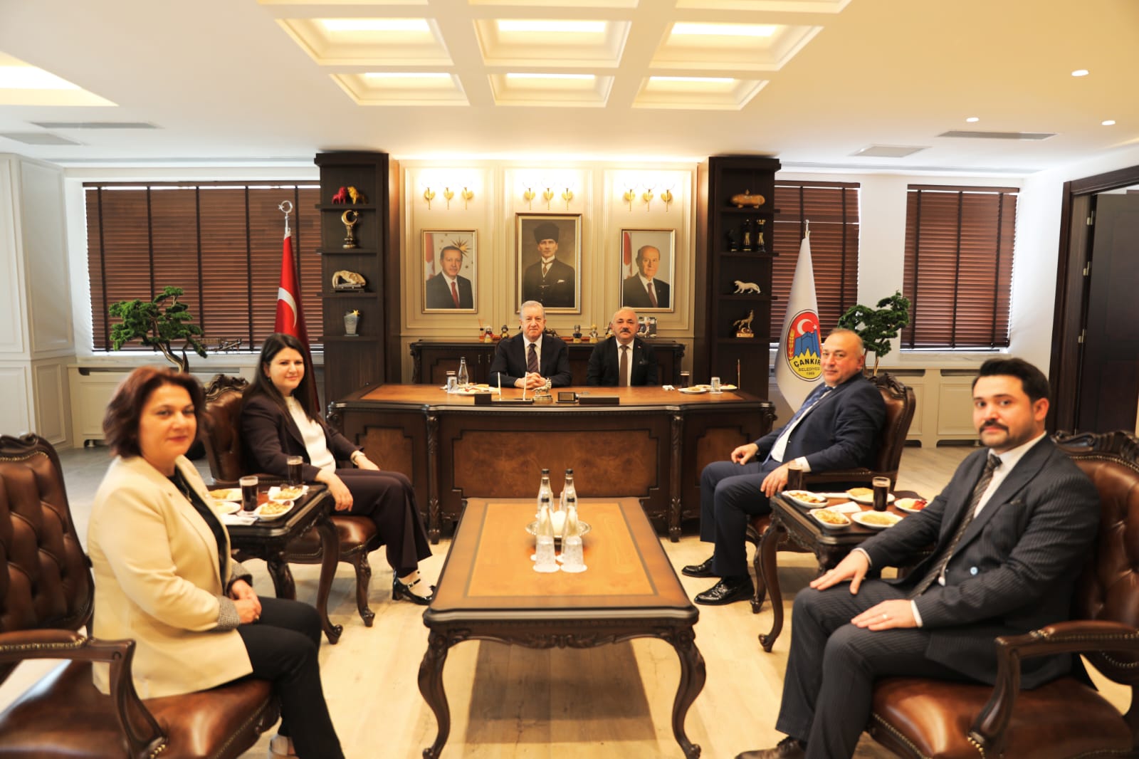 MHP Genel Başkan Yardımcısı Sadir Durmaz, Çankırı Belediyesini ziyaret etti.