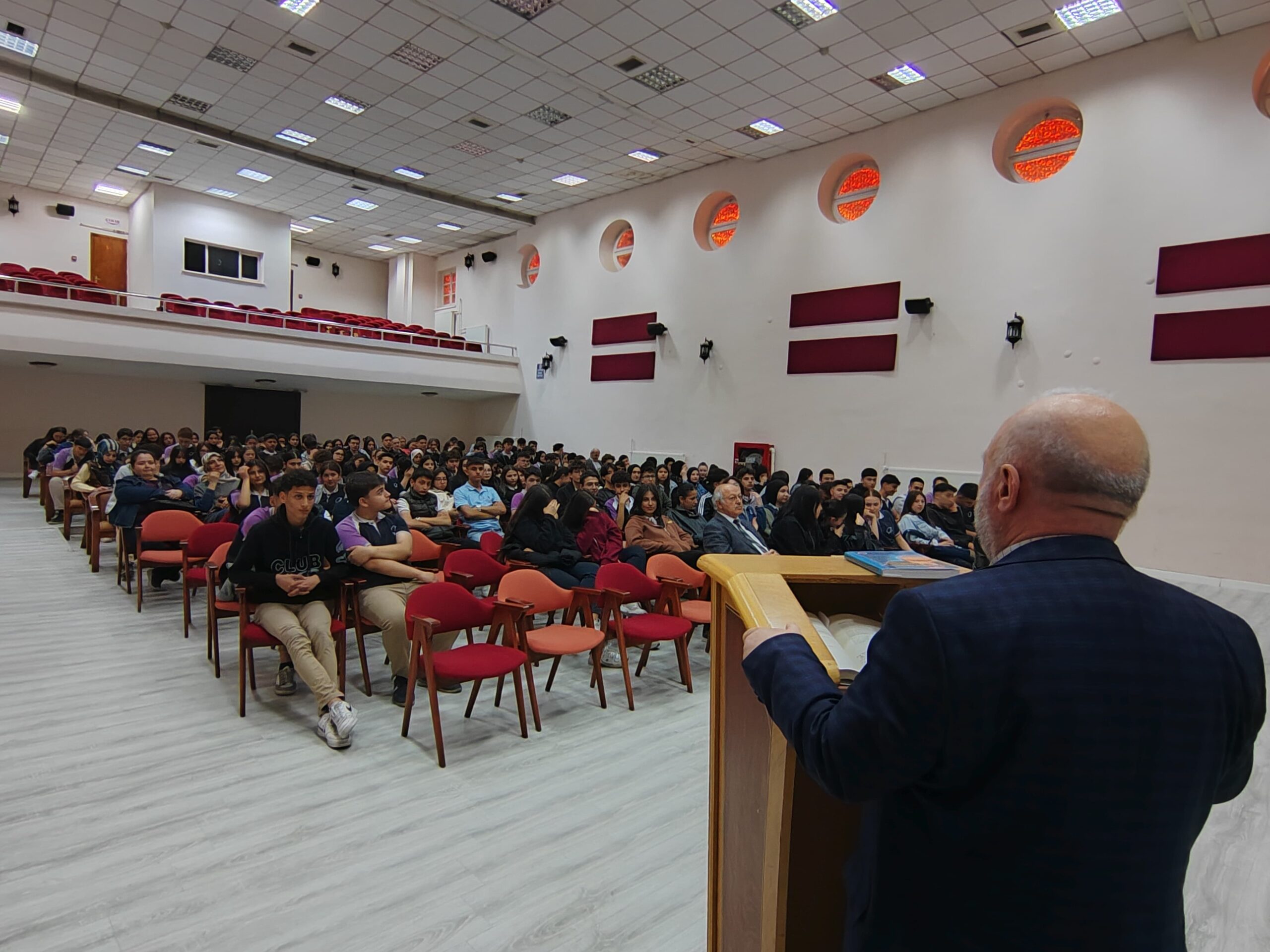 &nbsp; Çankırı Lisesi, Çankırılı ünlü şair Zeki Ömer Defne’yi anmak