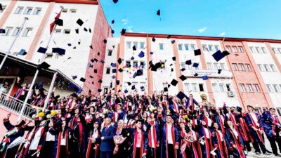 15 Temmuz Şehitler Anadolu Lisesi, yıllar boyunca emekle yetiştirdiği öğrencilerini