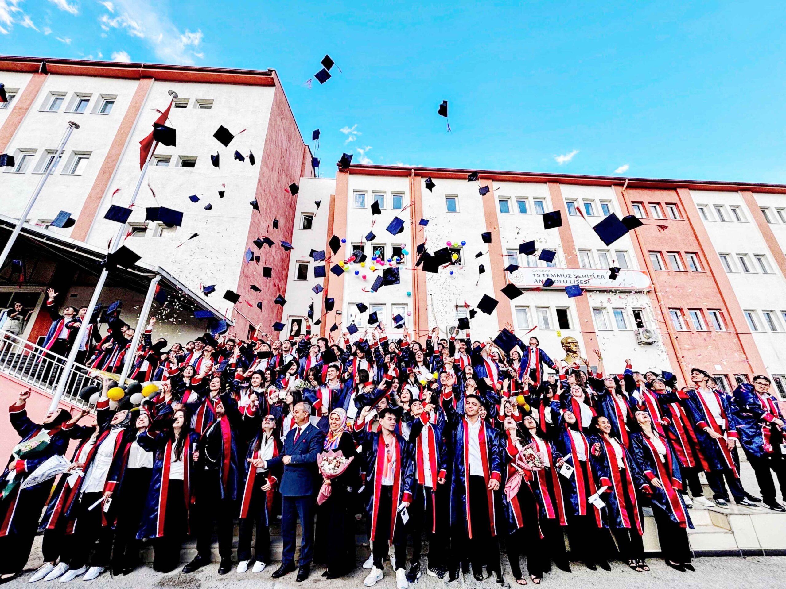 15 Temmuz Şehitler Anadolu Lisesi, yıllar boyunca emekle yetiştirdiği öğrencilerini