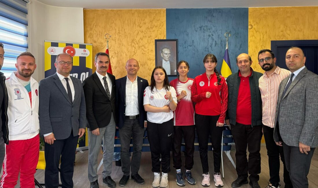 Dereceye giren sporcuları ödüllendirdiler Çankırı Fenerbahçeliler Derneği, Samsun’da düzenlenen Türkiye Boks Şampiyonasında Çankırımızı başarıyla