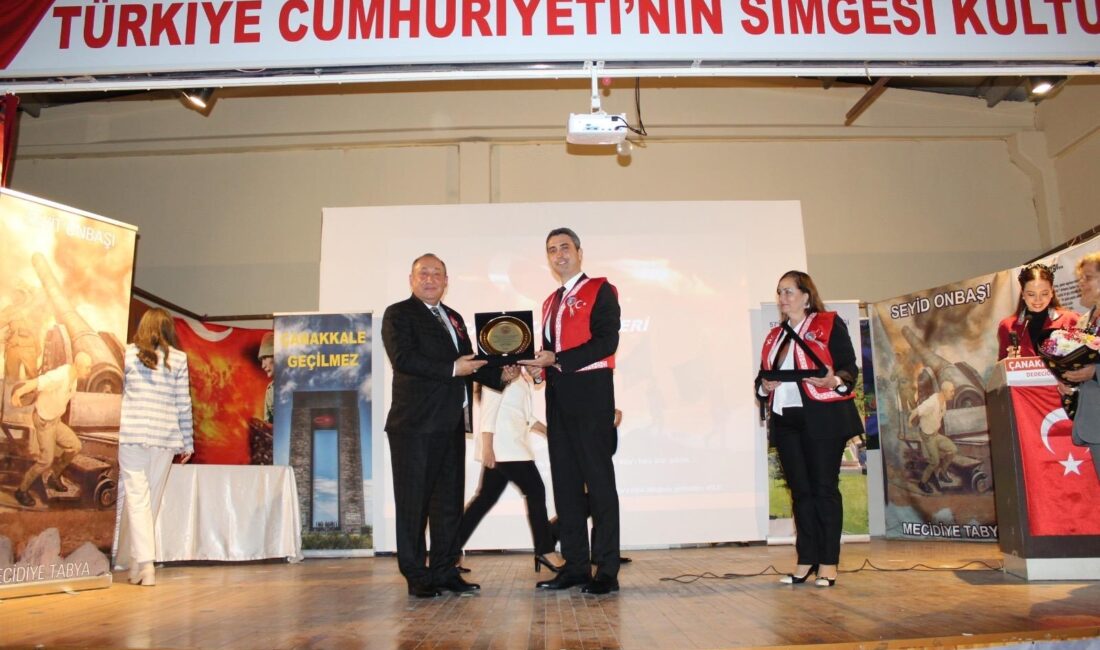 Çanakkale destanını öğrencilere anlatıyorlar Emekli Topçu Kurmay Kıdemli Albay Şener Tekbaş ve emekli öğretmen