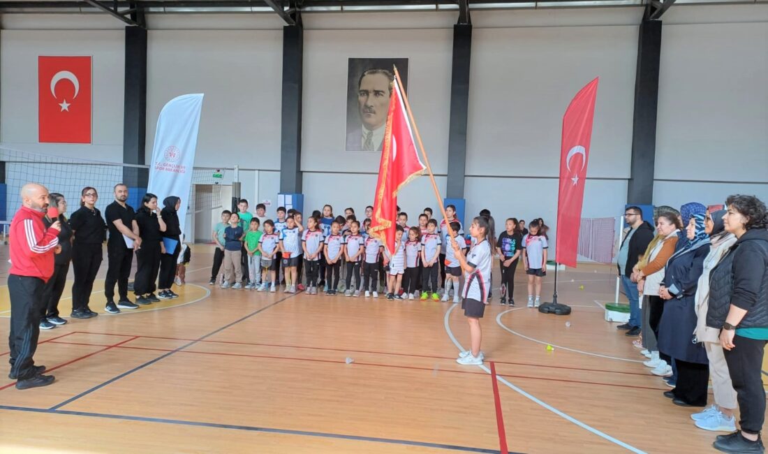 Badminton turnuvası tamamlandı Şabanözü ilçesinde ebeveynler ve çocuklar arasında düzenlenen “Badminton Turnuvası”