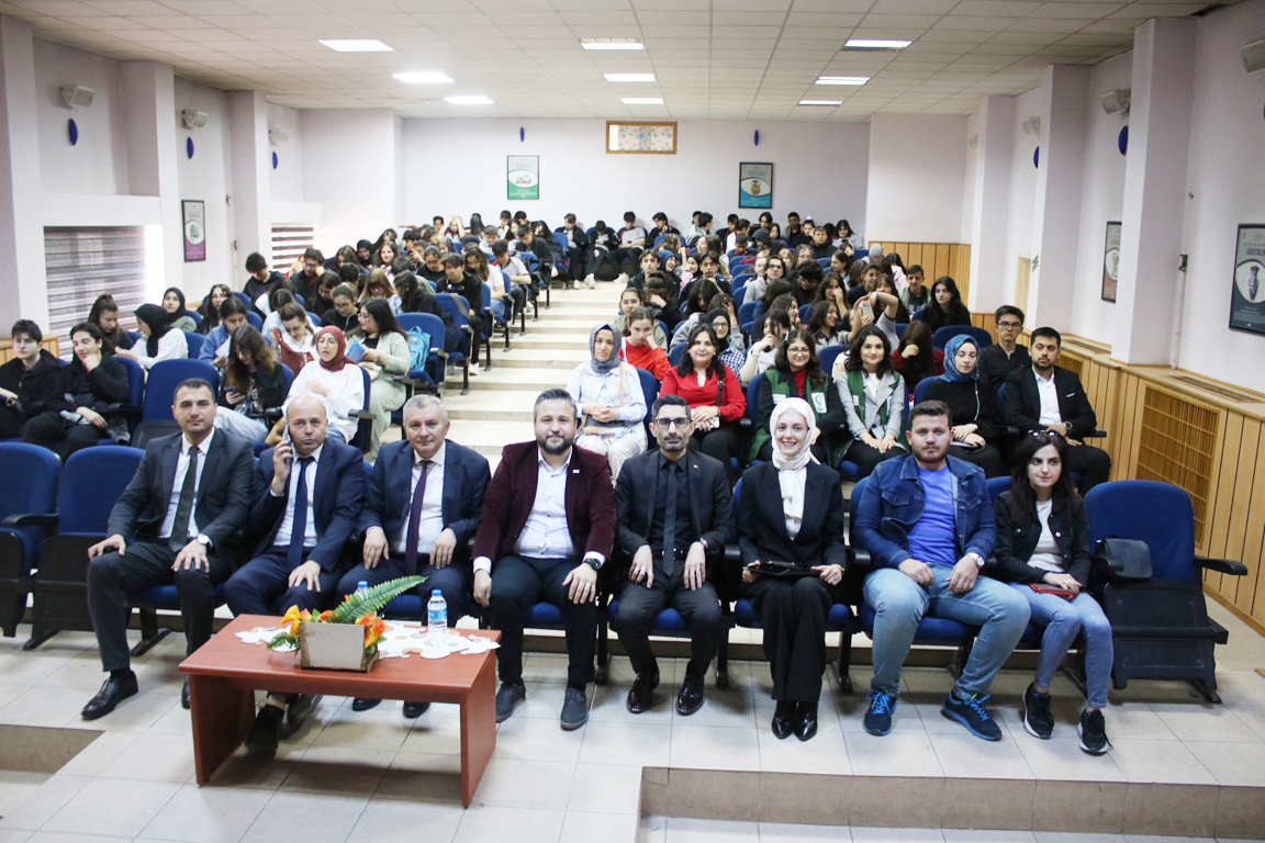Liselerde Bilim Uygulamaları kapsamında düzenlenen etkinlikler çerçevesinde, “Bağımlılık ve Bağımlılıkla