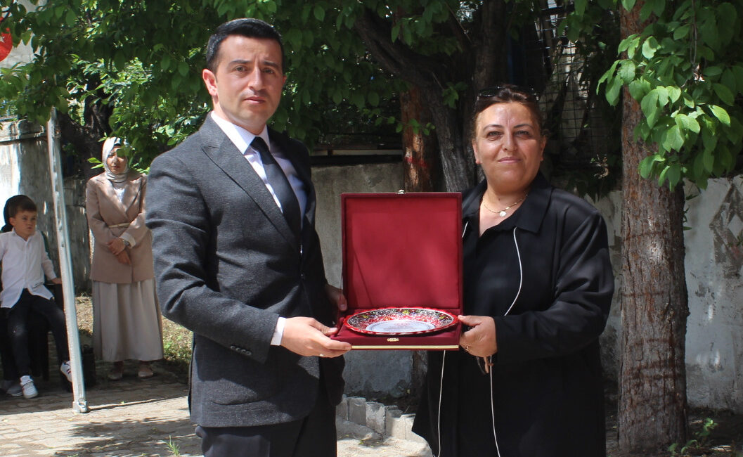 Arife Öğretmenin Duygu Dolu Vedası Ilgaz Halk Eğitim Merkezinde 28 yıl usta öğreticilik yapan Arife