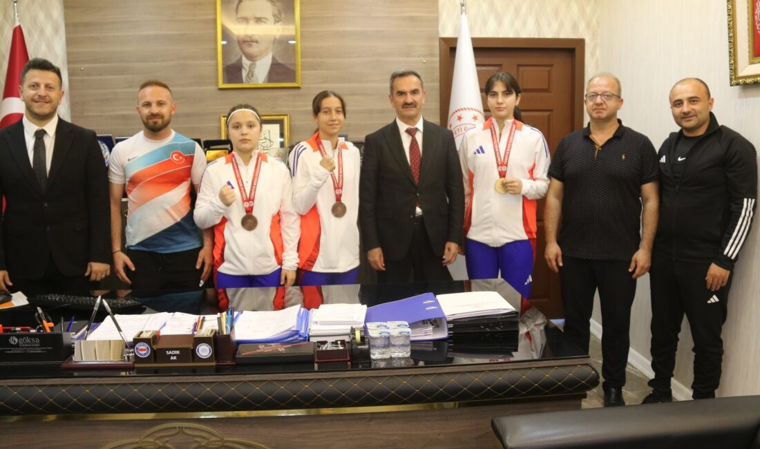 Ak, genç sporcuları ödüllendirdi Gençlik ve Spor İl Müdürü Sadık Ak, Türkiye Boks Şampiyonası’nda