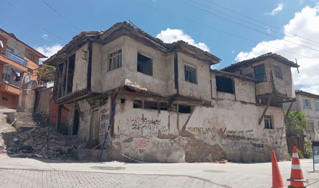 Yıkılma tehlikesi bulunan ev tehlike saçıyor! Karataş Mahallesi Kayabaşı caddesi üzerinde bulunan eski ev yoldan geçenleri