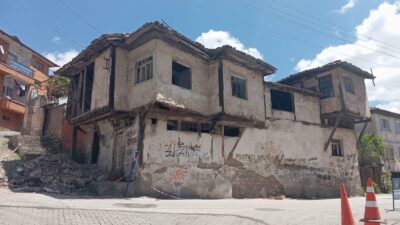 Karataş Mahallesi Kayabaşı caddesi üzerinde bulunan eski ev yoldan geçenleri