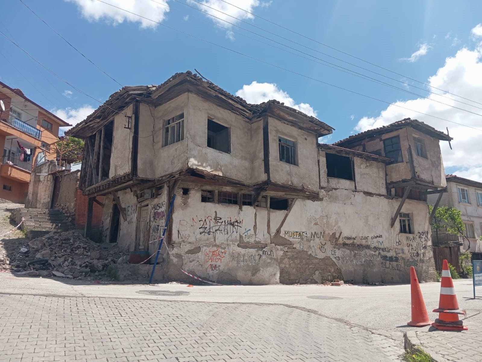 Karataş Mahallesi Kayabaşı caddesi üzerinde bulunan eski ev yoldan geçenleri