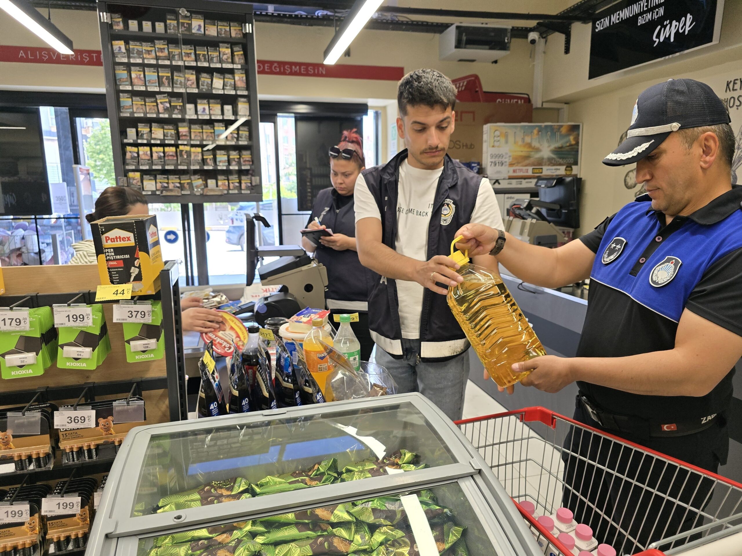 Çankırı Belediyesi zabıta ekipleri, şehir merkezinde bulunan market ve zincir
