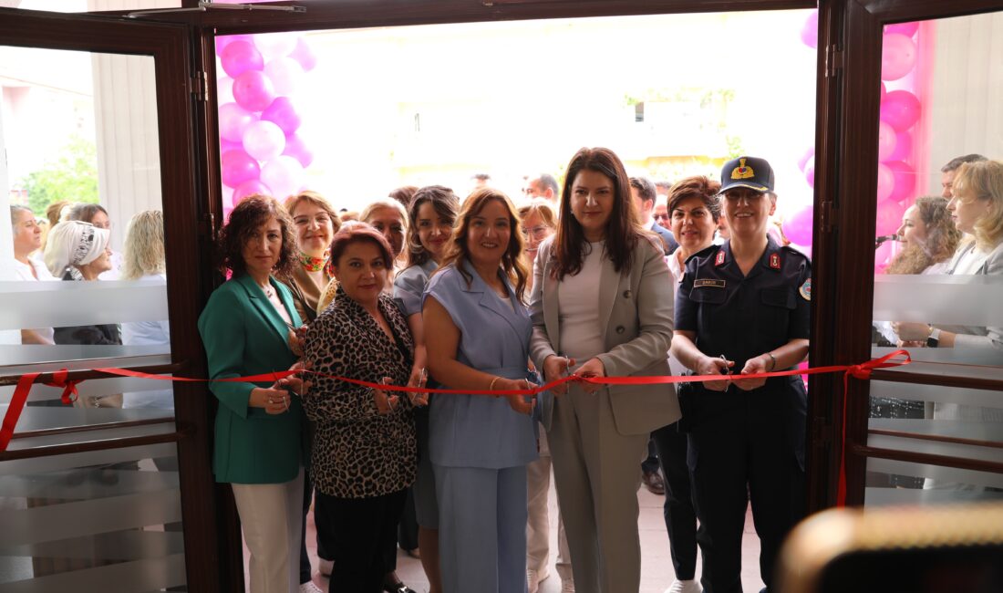 Esen, “Yerli ve Milli Üretimde Kadınlara Güvenmeliyiz” Çankırı Belediye başkanı İsmail hakkı Esen, kadın kursiyerlerin ürünlerinin sergilendiği