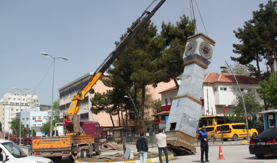 Saat kulesi söküldü Kentsel mekânların güzelleştirilmesi ve kente yeni görünüm kazandırmak için
