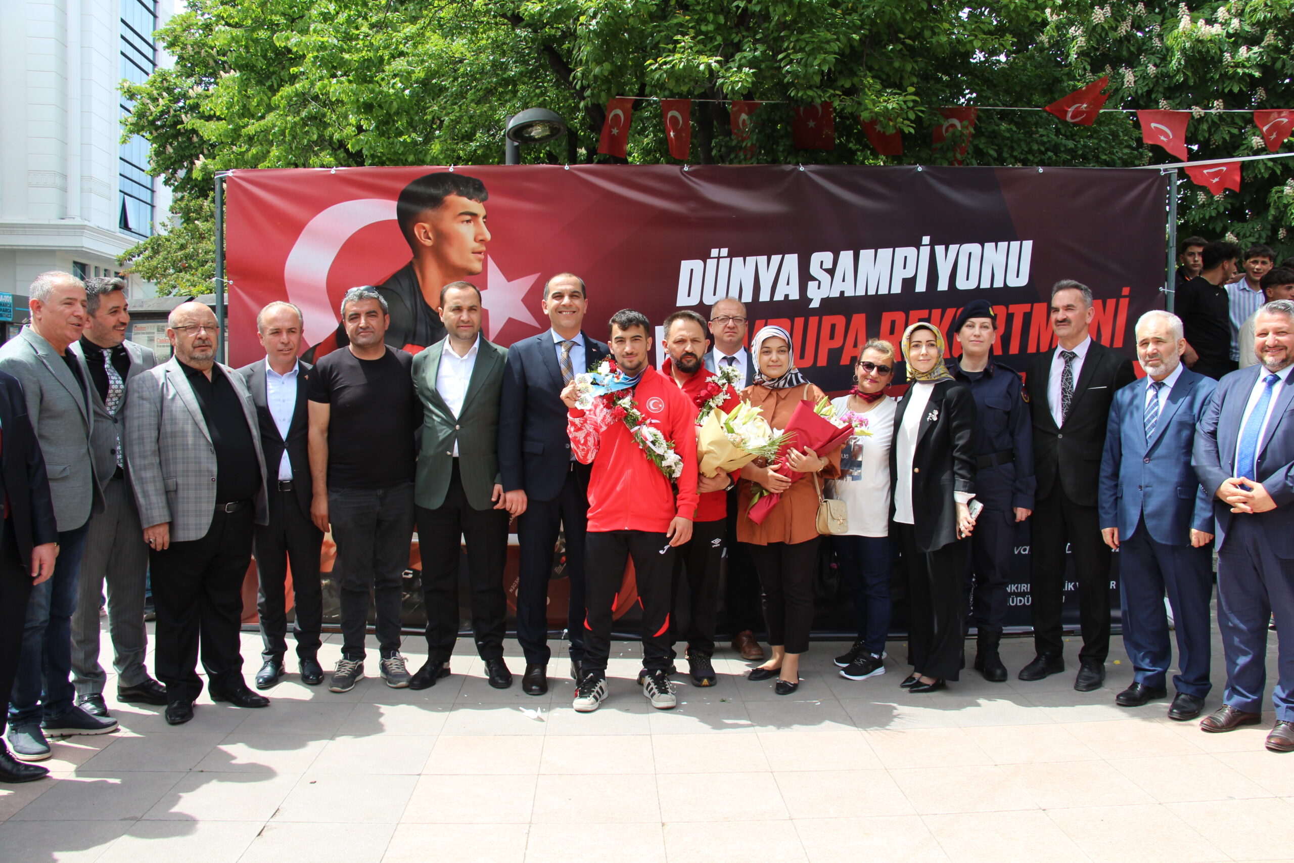 Peru’da yapılan Halter Yıldızlar ve Gençler Dünya Şampiyonası’nda altın madalya